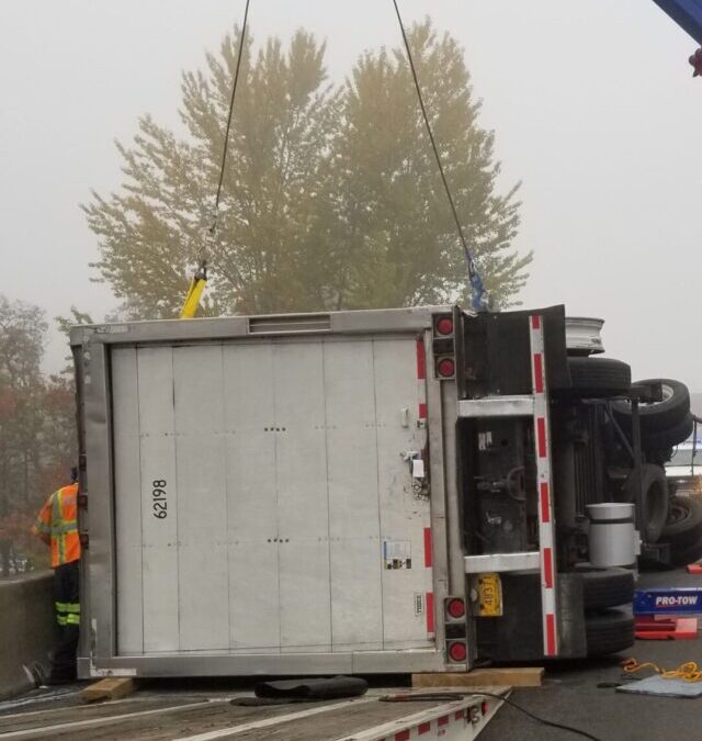 Team Pro Tow Clears Flipped Trailer Off I-5